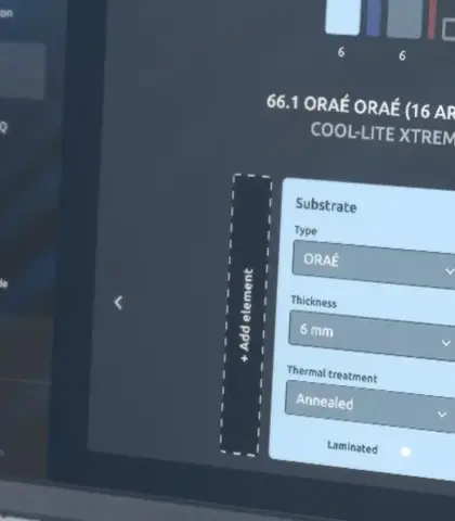 een persoon die een computer gebruikt met een interface gericht op gegevensanalyse, waarbij specifieke instellingen en parameters worden weergegeven